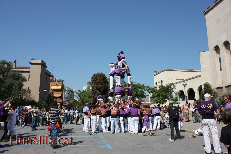 Castellers treballan i el públic admiran