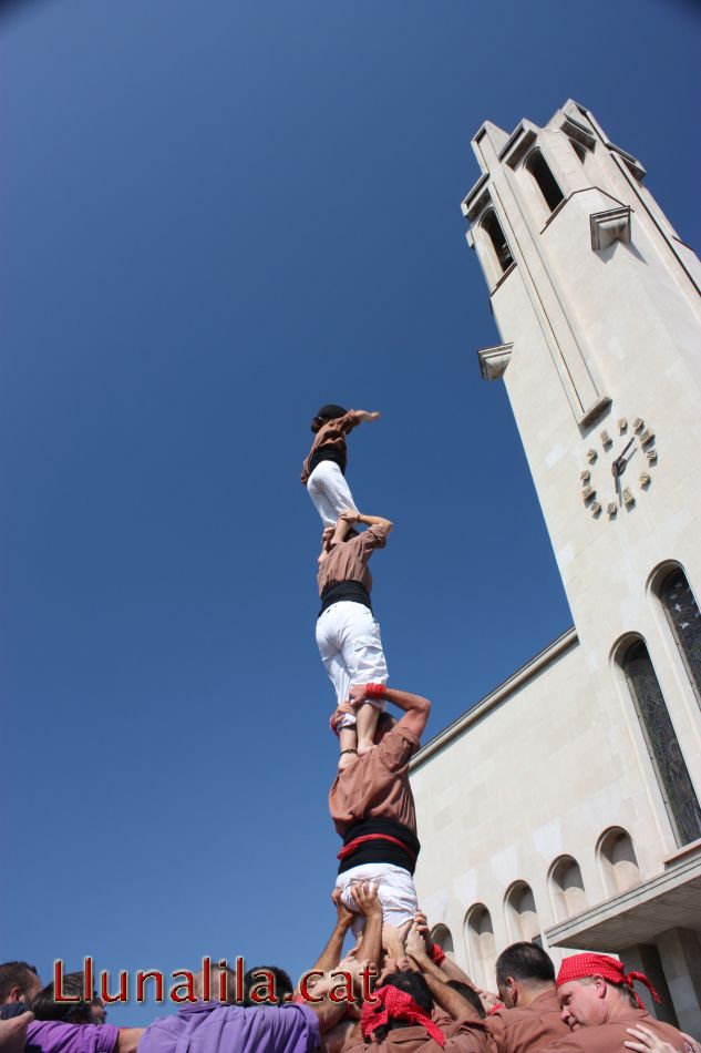 L'esglesia mira els seus castellers