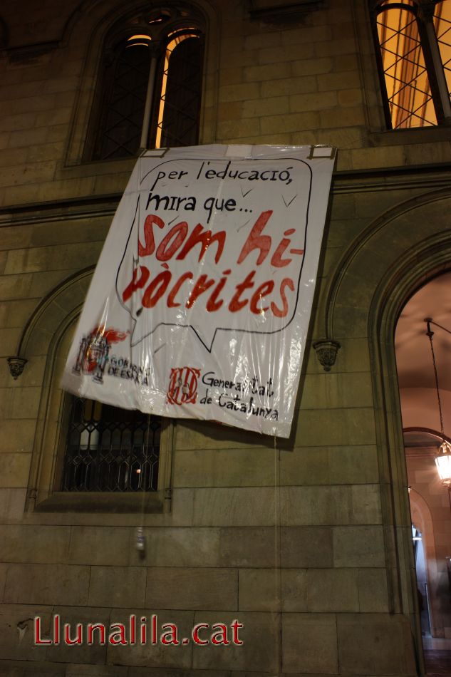 Universitat de Barcelona i pancarta