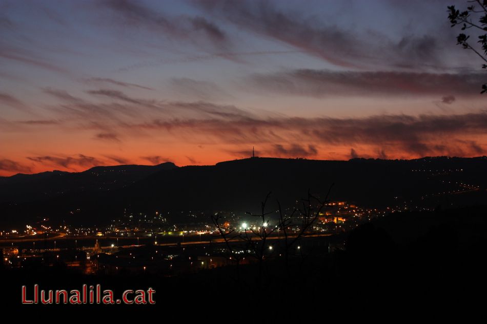 Núvols de tarda amb cel rogenc