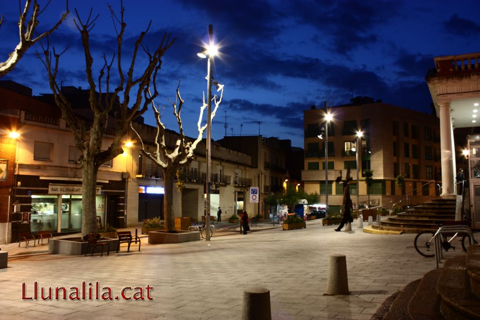 La llum de tarde a la plaça de l'estació