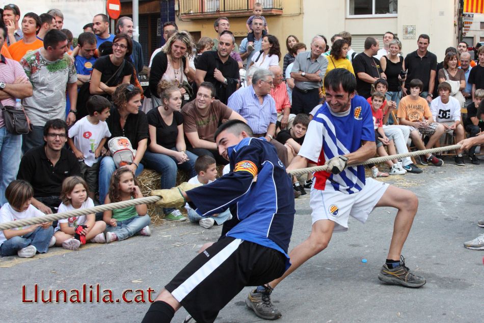 Estirant la corrda per la festa major