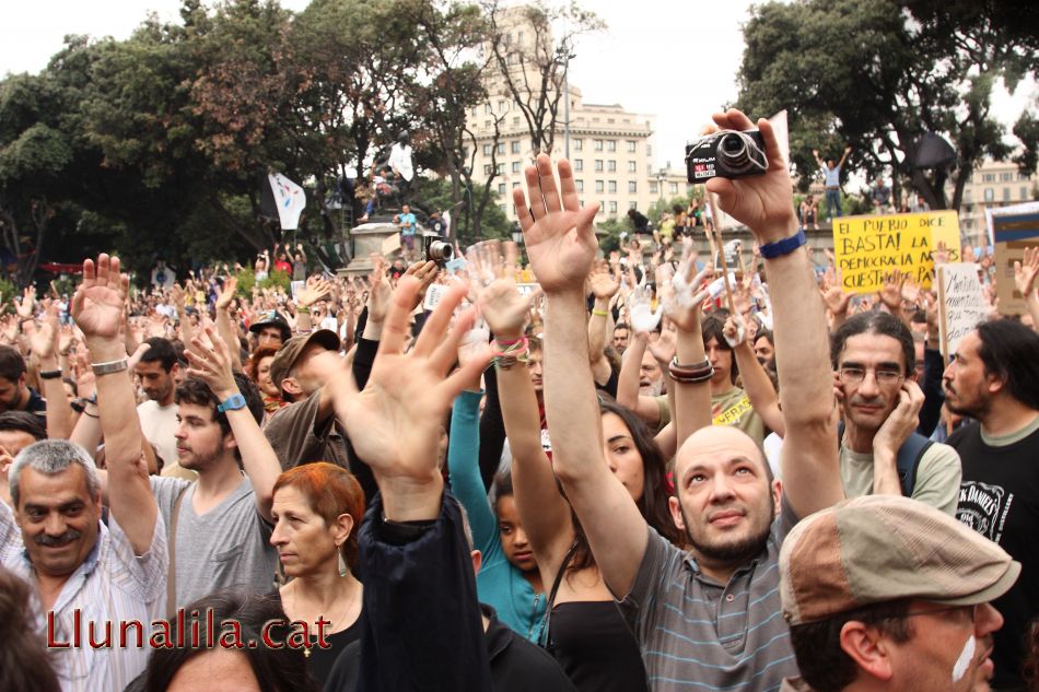 Indignats sortint al carrer 19J