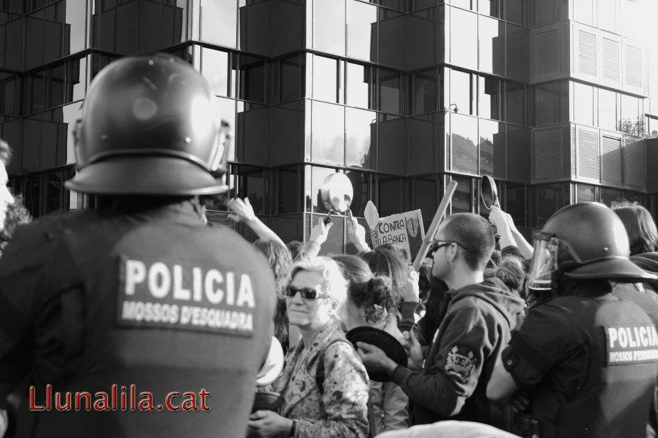 Contra la banca a la seu de la Caixa 16M