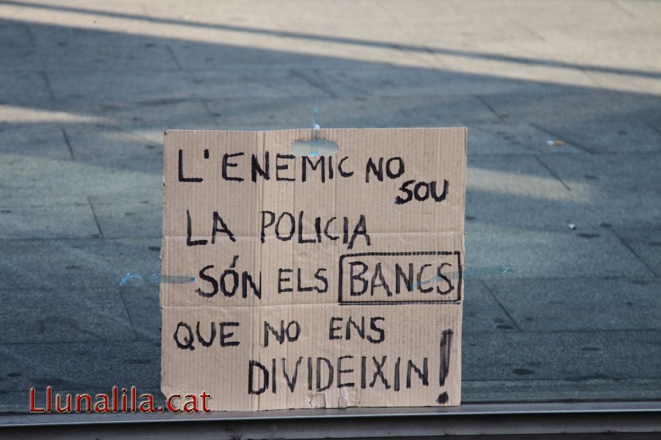 L’enemic no sou la Policia són els bancs! 