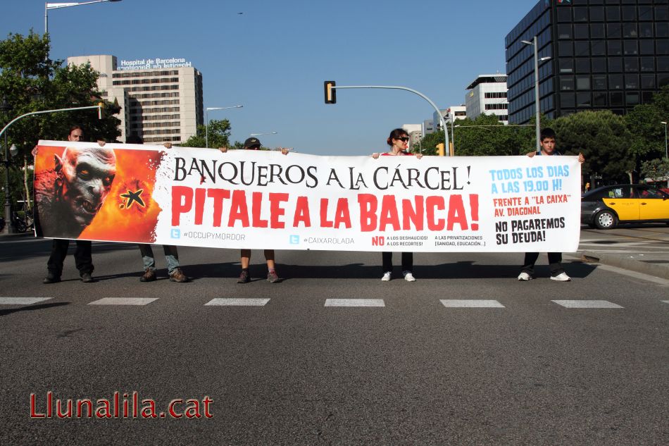 Banqueros a la cárcel! Pítale a la banca