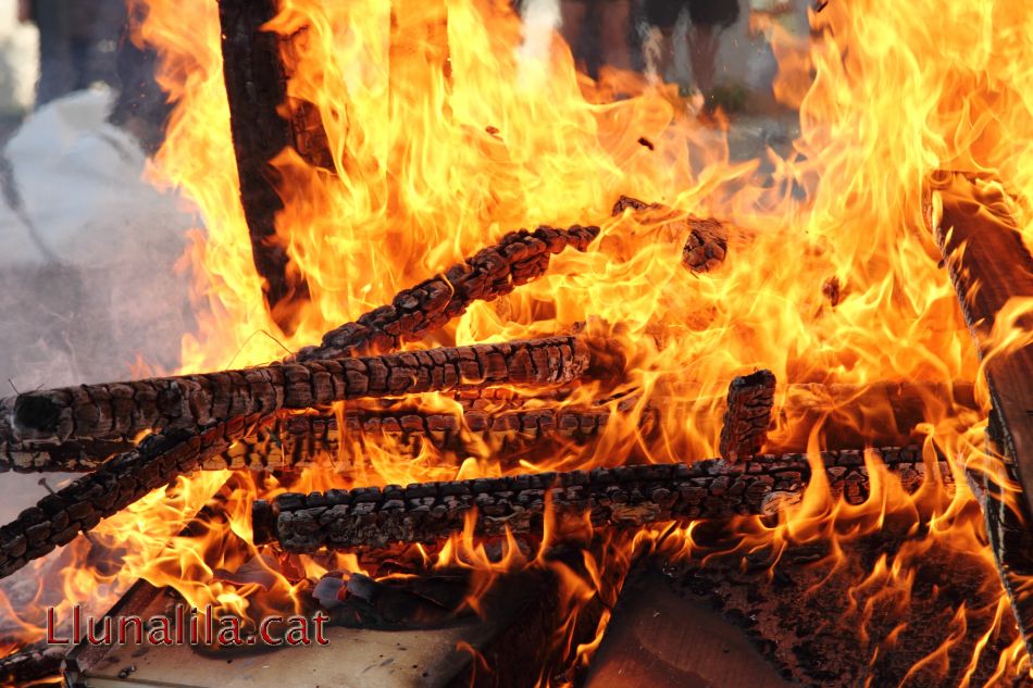 Les flames donen llum a la nit més curta de l’any 