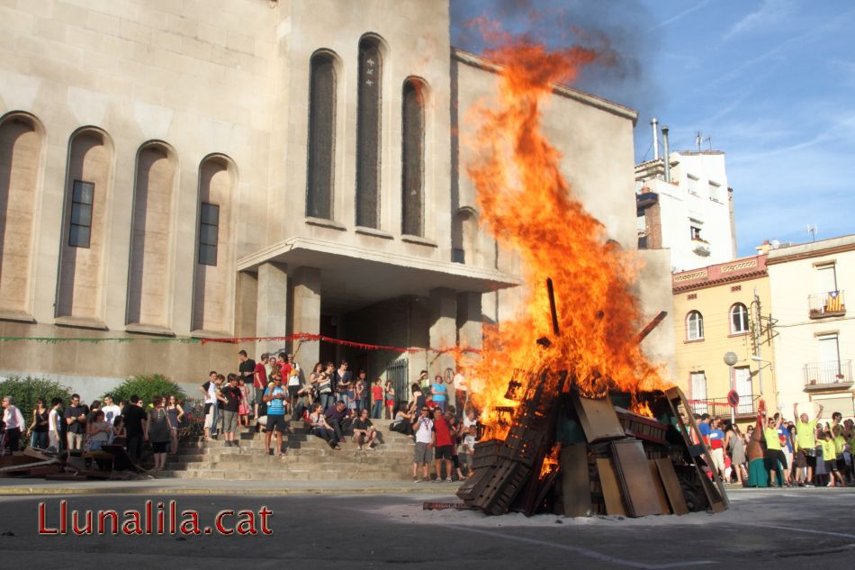 La flama creix i la gent gaudeix de l’espectacle 