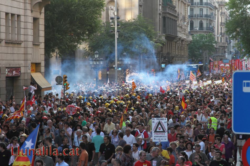 Indignació, banderes, pancartes i espurnes 19J