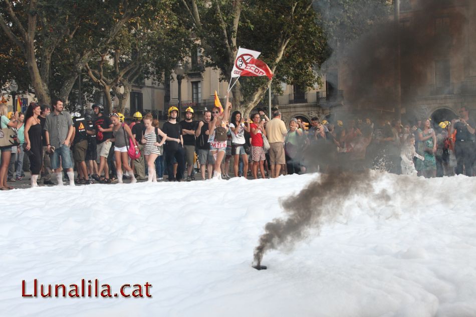 Lluitant amb banderes, paraules i escuma 19J