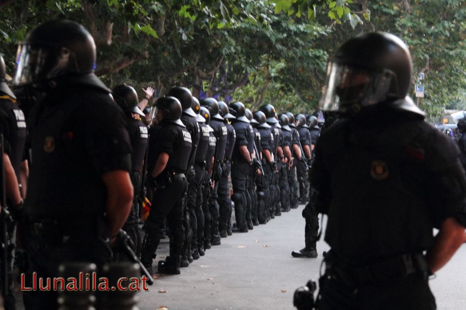 Mossos antidisturbis vigilant el Parlament