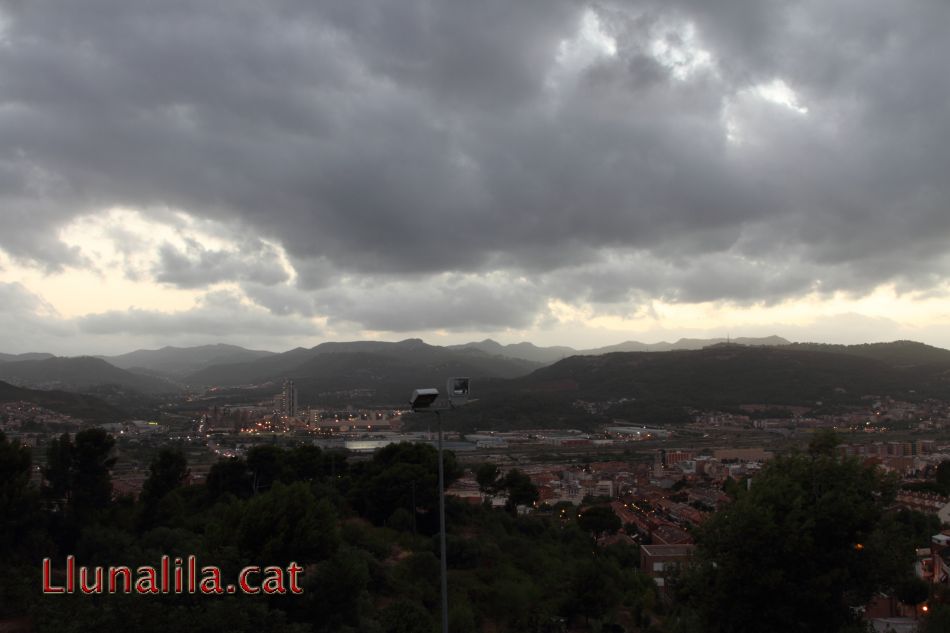 Núvols de tarda a Molins de Rei