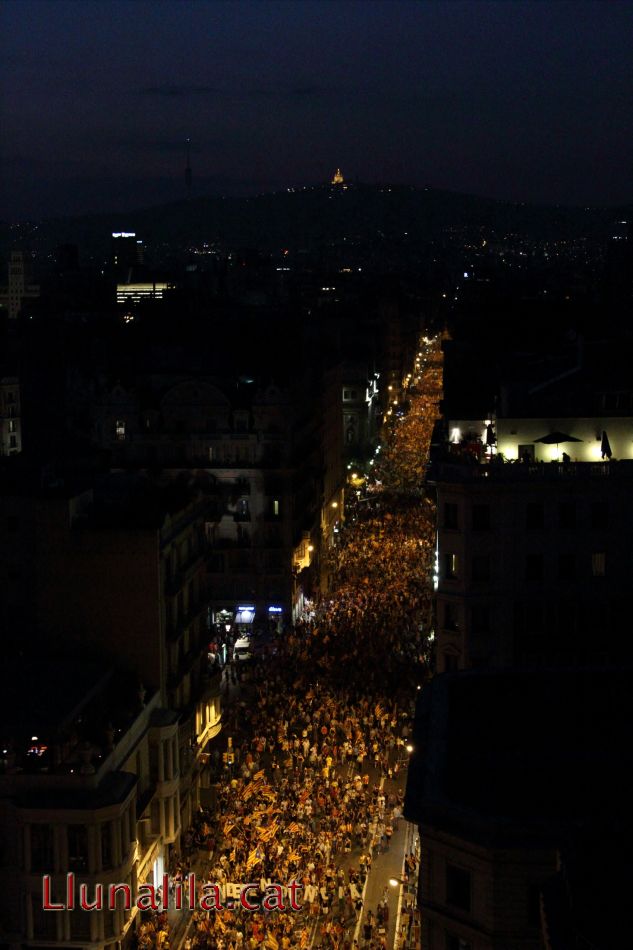 La nit arriba i la gent continua 11S2012