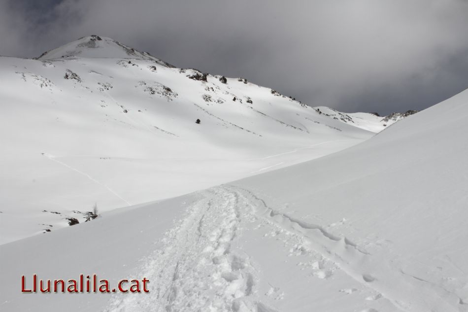 Muntanyes nevades i camins que s'obren