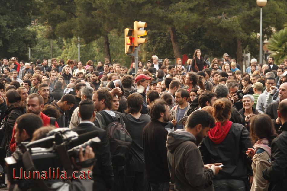 Cassolada de veïns i simpatitzants amb la lluita de Can Vies