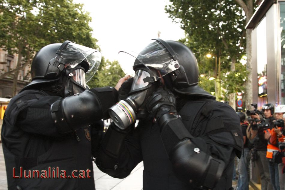 Preparant les màscares de gas els Mossos d’Esquadra