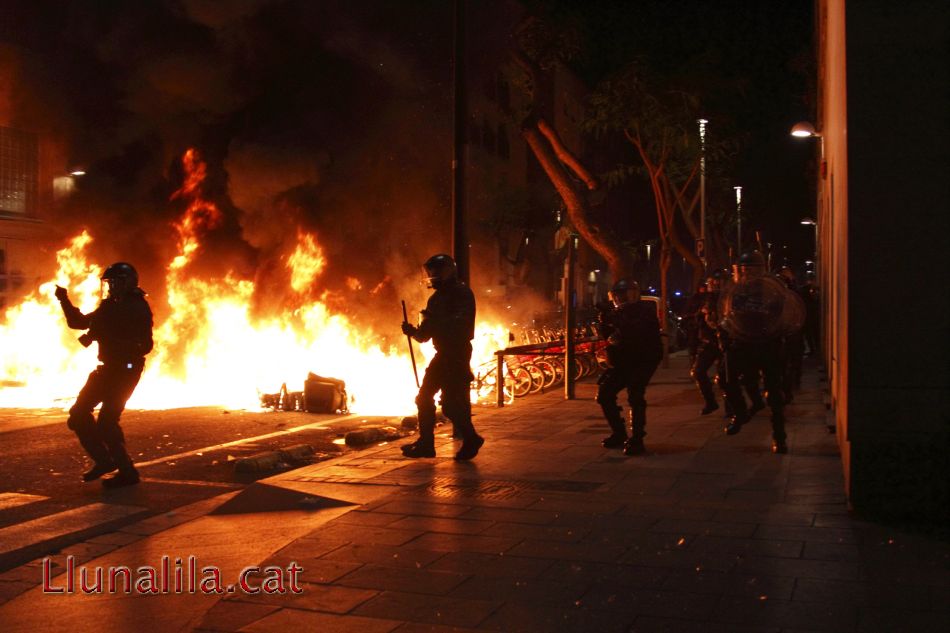 Carrega policial dels Mossos d’Esquadra per dissoldre la manifestació