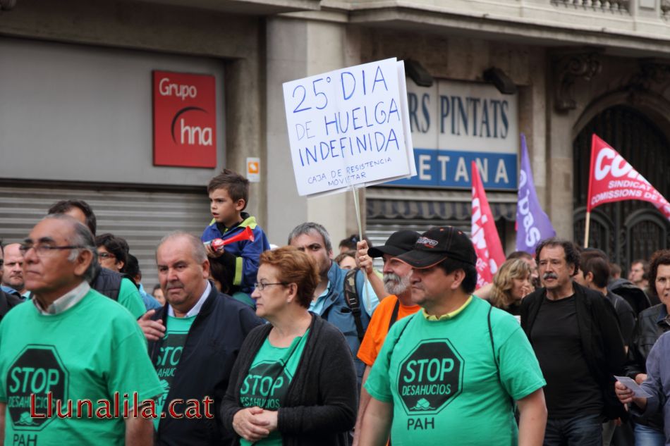 Membres de la PAH i ResistenciaMovistar a la manifestació del Primer de Maig