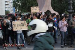 Pita a la banca o pica algun estri per fer soroll