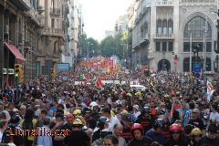 Riuada de gent dient no a les retallades 19J