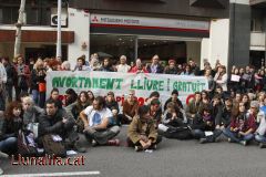 Escarni feminista per l’avortament lliure i gratuït