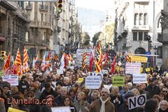 Milers de persones protesten contra els pressupostos antisocials a Barcelona 24N