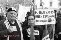 Preparats per la manifestació Bandera, pancarta, bufanda i energia