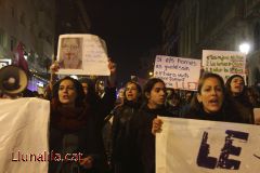 Crits i pancartes reclamant l’avortament lliure i gratuït 