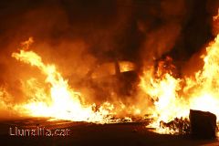 Foc i les restes d'un cotxe