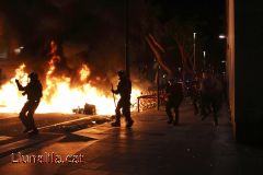 Foc i els Antidisturbis dels Mossos d'Esquadra