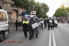 Policia prenen posicions amb l’arribada de la manifestació