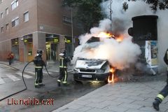 Bombers extingint el foc de la Unitat mòbil de TV3