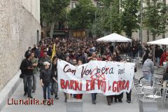 Recorrent el barri de Sants protestant per l’enderrocament de Can Vies