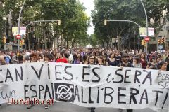 Milers de persones protesten en suport a Can Vies