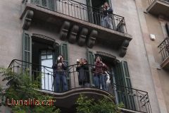 Veïns mostrant el seu suport de la lluita de Can Vies amb cassoles