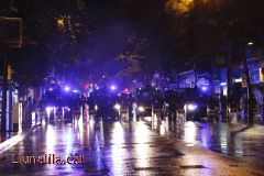 Cordó policial sota la pluja per evitar la continuïtat de la protesta en defensa de Can Vies