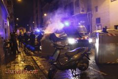 Policia i manifestants, fum, foc i pluja