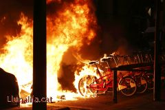Bicicleta del Bicing Barcelona cremant , foc i fum d'una protesta
