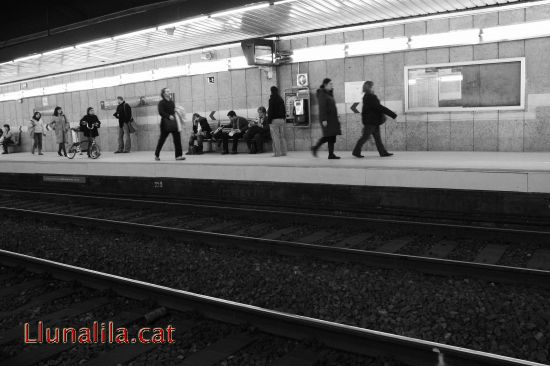 Esperan el Tren a l'Estaci� Passeig De Gr�cia