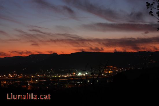 N�vols de tarda amb cel rogenc