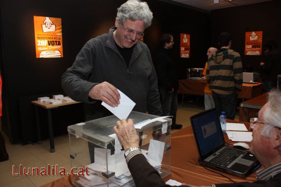 Un vilat� exercint el seu dret a vot