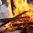 Les flames donen llum a la nit més curta de l’any 