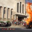 La flama creix i la gent gaudeix de l’espectacle 