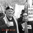 Preparats per la manifestació Bandera, pancarta, bufanda i energia