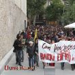 Recorrent el barri de Sants protestant per l’enderrocament de Can Vies