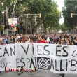 Milers de persones protesten en suport a Can Vies