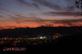 N�vols de tarda amb cel rogenc